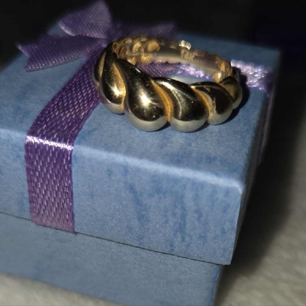 Elegant Gold-Tone Women's Ring - Picture 2 of 3